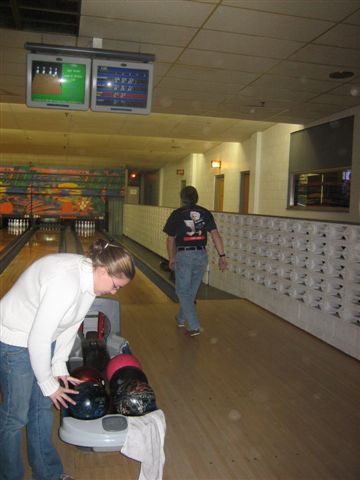 2008-Jan_bowling/images_large/2008-1-29_13_Kristen_Orlandi_Kirk.jpg