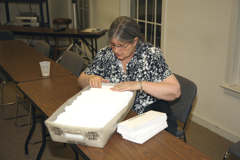 2008_envelope_stuffing/images_large/2008-6-3_envelope_stuffing_10_Bonnie.jpg