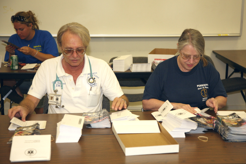 2008_envelope_stuffing/images_large/2008-6-3_envelope_stuffing_1_Jon_June_Guerard.jpg