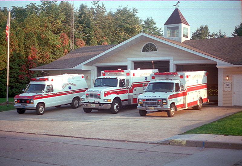 historic_photos/images_large/1995-10-9_ambulances_1_PN30.jpg
