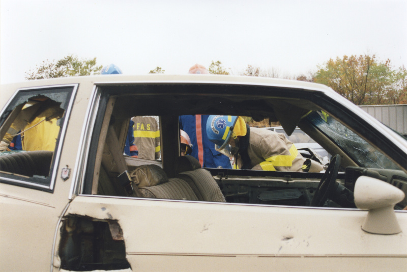 historic_photos/images_large/1997-10_EMT_class_extrication_1.jpg