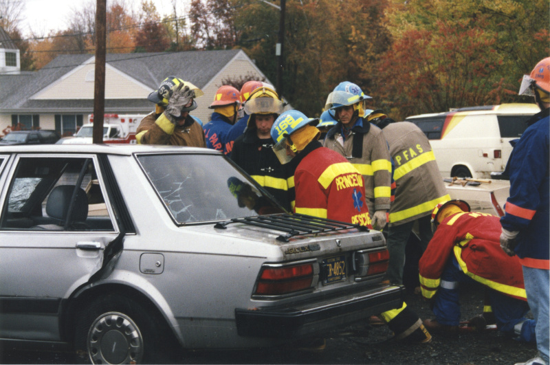 historic_photos/images_large/1997-10_emt_class_extrication_5.jpg