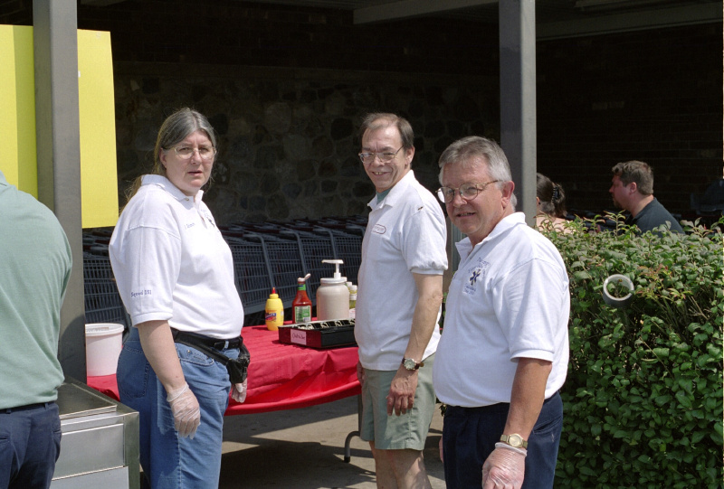 historic_photos/images_large/2003-9-1_hot_dog_2_Jim_Owens_Bonnie_2.jpg