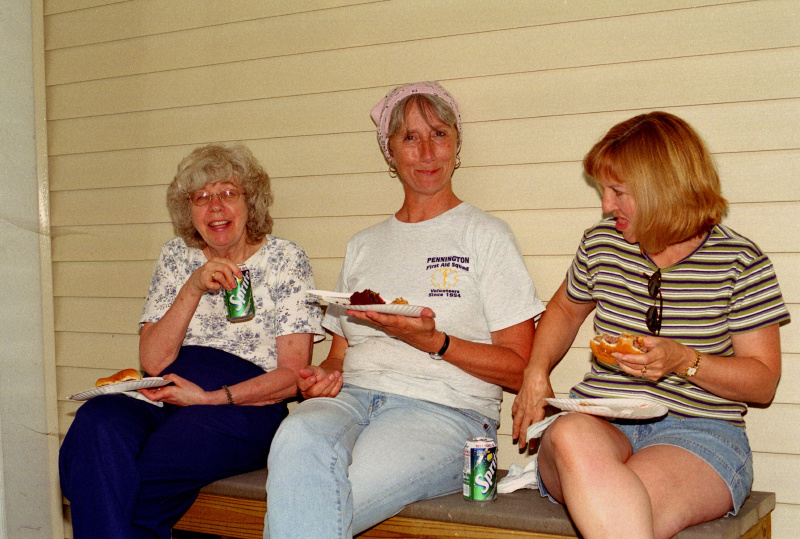 historic_photos/images_large/2004-8-3_picnic_5_Jessie_Bailey_Julie_Aberger_Almeda_Nangel.jpg