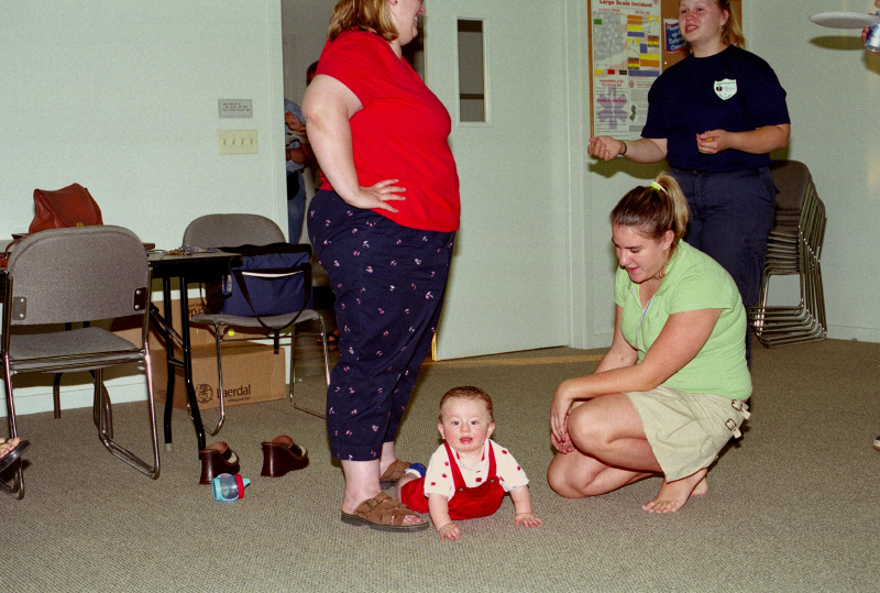 historic_photos/images_large/2004-8-3_picnic_6_Suzanne_Sebastian_Ramos_Heather_Stephanie_Wittkop.jpg