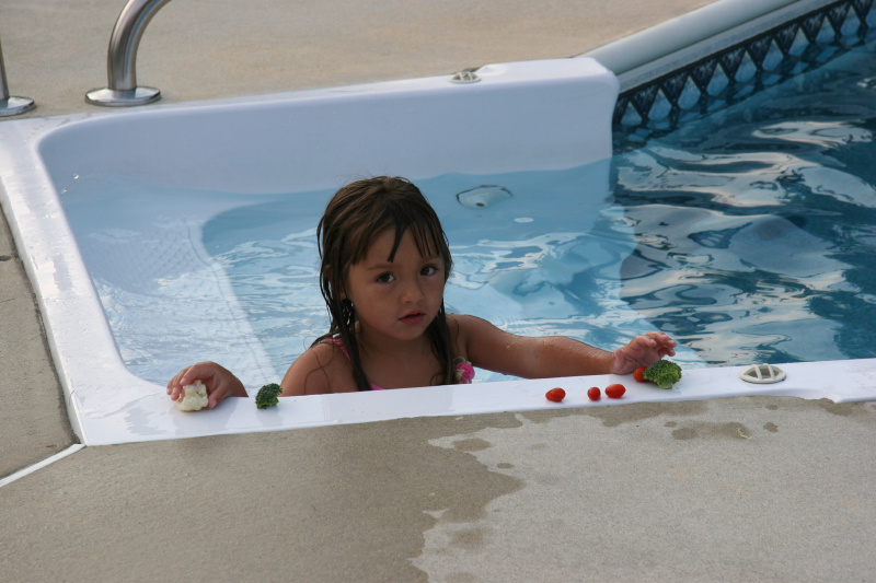 historic_photos/images_large/2005-7-12_picnic_5_Fechter_niece_pool.jpg
